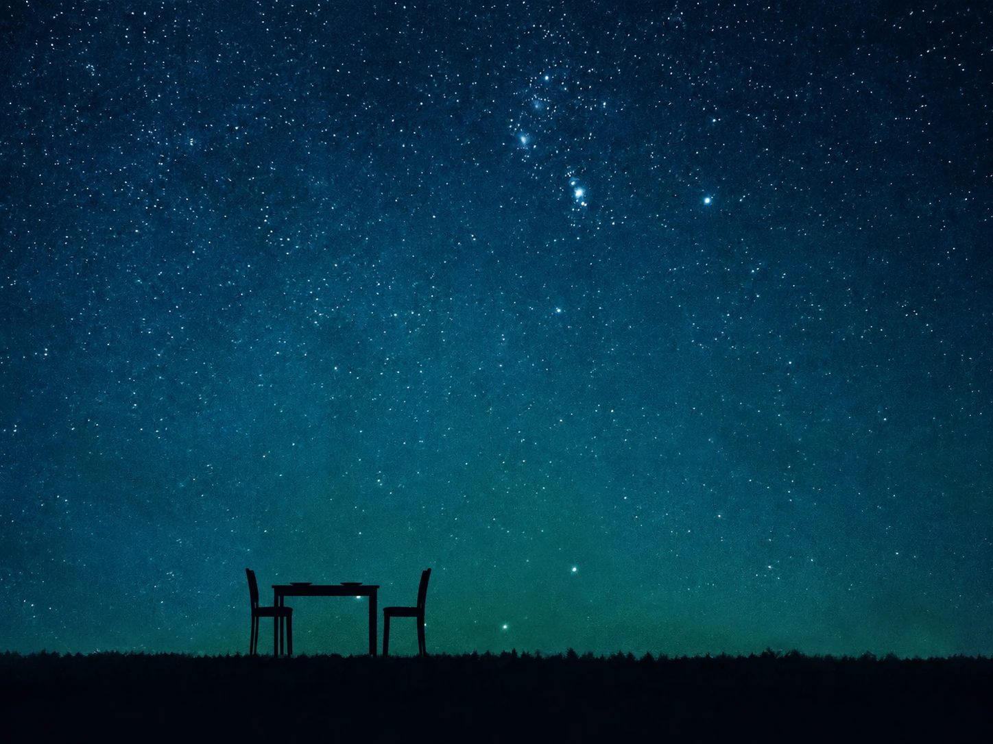 Een eettafel met twee stoelen, waarvan er een iets naar achteren staat, als zwarte silhouetten tegen een sterrenhemel