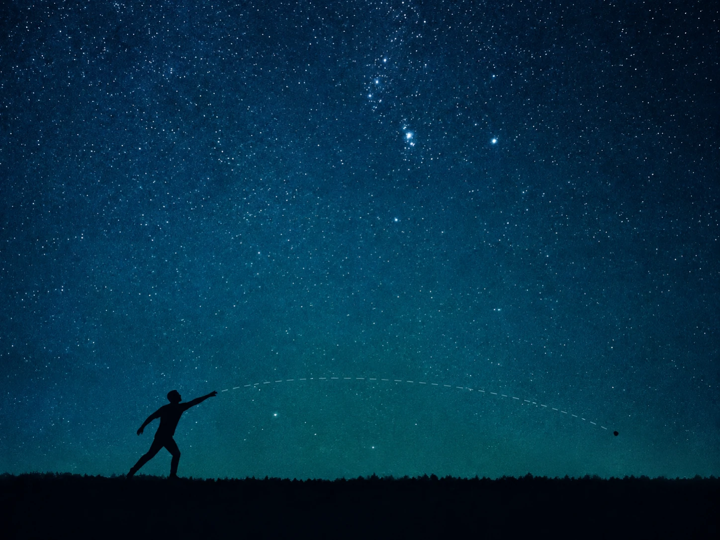 Een zwart silhouet van iemand die een steentje ver richting de horizon gooit, onder een sterrenhemel