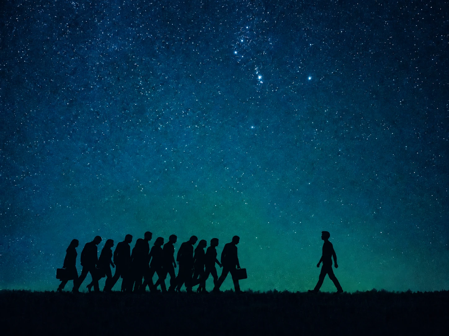 Een dichte menigte zwarte silhouetten schouder aan schouder, allemaal dezelfde kant op, en één figuur die eruit stapt naar de open lucht, onder een sterrenhemel